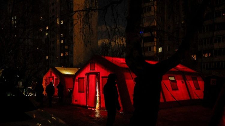 Uma pessoa est&aacute; em frente a um Centro de Invencibilidade, um abrigo administrado pelo governo que oferece servi&ccedil;os b&aacute;sicos e aquecimento durante apag&otilde;es, onde os moradores se aquecem e carregam seus dispositivos, durante os cortes de energia ap&oacute;s infraestruturas civis cr&iacute;ticas terem sido atingidas por recentes ataques de m&iacute;sseis e drones russos, em meio ao ataque da R&uacute;ssia &agrave; Ucr&acirc;nia, em Kiev, Ucr&acirc;nia, em 12 de janeiro de 2026. REUTERS/Alina Smutko