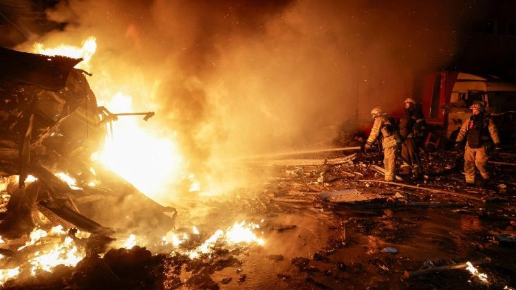 Bombeiros trabalham no local de um centro log&iacute;stico de uma empresa privada de entregas atingido por m&iacute;sseis russos, em meio ao ataque da R&uacute;ssia &agrave; Ucr&acirc;nia, em Kharkiv, Ucr&acirc;nia, em 13 de janeiro de 2026. REUTERS/Sofiia Gatilova