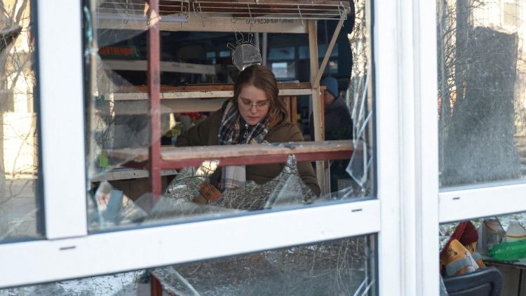 Uma moradora remove os destro&ccedil;os de uma floricultura danificada durante ataques de drones russos, em meio ao ataque da R&uacute;ssia &agrave; Ucr&acirc;nia, em Odessa, Ucr&acirc;nia, em 13 de janeiro de 2026. REUTERS/Nina Liashonok