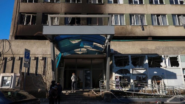 Moradores observam um pr&eacute;dio do Liceu Profissional de Constru&ccedil;&atilde;o e Arquitetura atingido por um ataque de drone russo, em meio ao ataque da R&uacute;ssia &agrave; Ucr&acirc;nia, em Odessa, Ucr&acirc;nia, em 13 de janeiro de 2026. REUTERS/Nina Liashonok