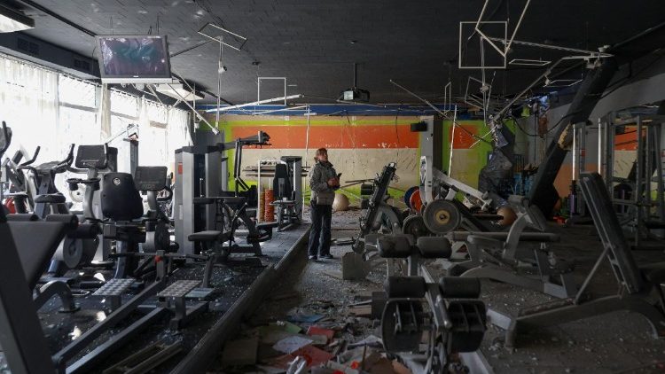 Uma mulher caminha sobre os escombros dentro de uma academia situada em um pr&eacute;dio do Liceu Profissional de Constru&ccedil;&atilde;o e Arquitetura, atingido por um ataque de drone russo, em meio ao ataque da R&uacute;ssia &agrave; Ucr&acirc;nia, em Odessa, Ucr&acirc;nia, em 13 de janeiro de 2026. REUTERS/Nina Liashonok