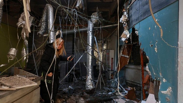 Uma mulher caminha sobre os escombros dentro de uma academia situada em um pr&eacute;dio do Liceu Profissional de Constru&ccedil;&atilde;o e Arquitetura, atingido por um ataque de drone russo, em meio ao ataque da R&uacute;ssia &agrave; Ucr&acirc;nia, em Odessa, Ucr&acirc;nia, em 13 de janeiro de 2026. REUTERS/Nina Liashonok