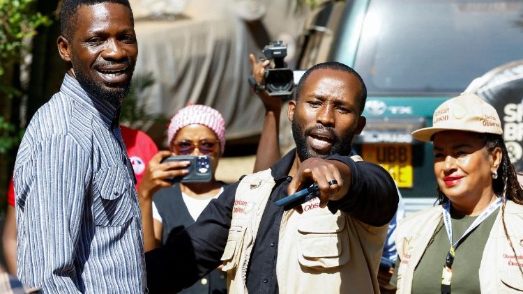 Robert Kyagulanyi alias Bobi Wine mit Wahlbeobachtern in diesen Tagen in Kampala