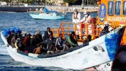 Una envarcación de migrantes llega al puerto de Arguineguín, en las Islas Canarias.