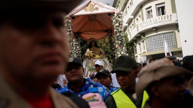 Venezuelanos participam da prociss&atilde;o por ocasi&atilde;o da festa da Divina Pastora (Reuters)