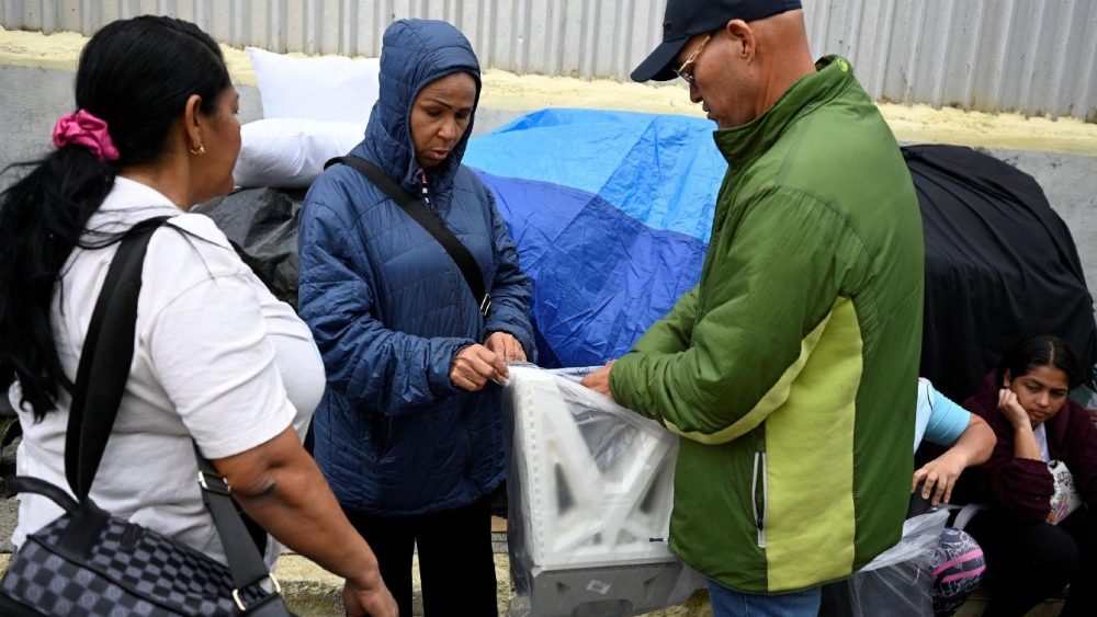 Familiares de detidos aguardam do lado de fora do Centro de Detenção da Zona 7 da Polícia Nacional, em Caracas (Reuters)