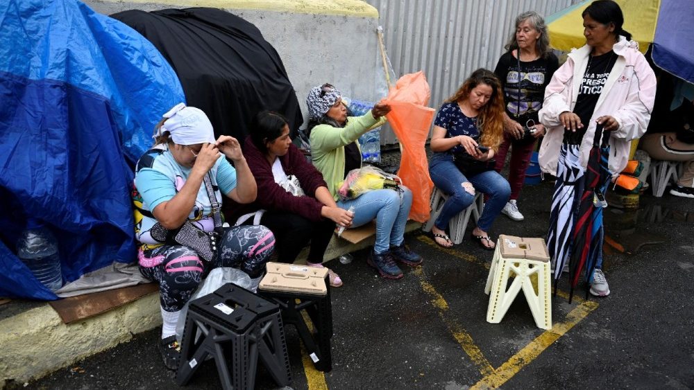 Familiares de detidos aguardam do lado de fora do Centro de Detenção da Zona 7 da Polícia Nacional, em Caracas (Reuters)
