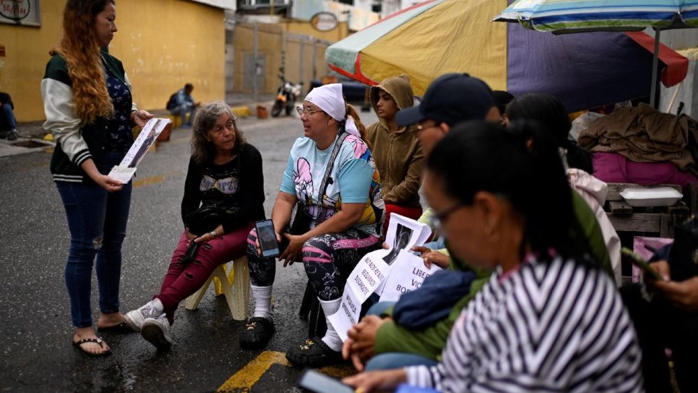 Familiares de detidos aguardam do lado de fora do Centro de Detenção da Zona 7 da Polícia Nacional, em Caracas (Reuters)