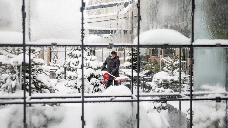 Um homem limpa a neve do terra&ccedil;o de um restaurante numa manh&atilde; fria de inverno em Kiev. (REUTERS/Gleb Garanich)