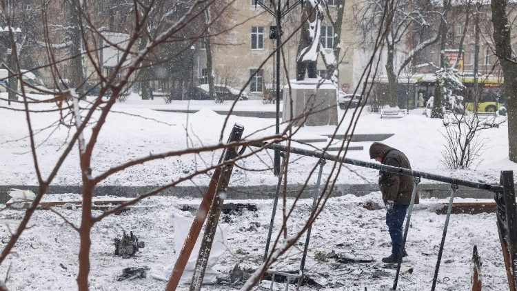 Um especialista trabalha no local de um ataque de drone russo perto da est&aacute;tua de Stepan Bandera, um dos fundadores da Organiza&ccedil;&atilde;o dos Nacionalistas Ucranianos, em meio ao ataque da R&uacute;ssia &agrave; Ucr&acirc;nia, em Lviv, Ucr&acirc;nia, em 15 de janeiro de 2026. REUTERS/Roman Baluk
