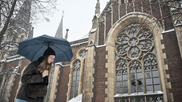 Uma mulher caminha perto de uma igreja danificada durante um ataque de drone russo, em meio ao ataque da R&uacute;ssia &agrave; Ucr&acirc;nia, em Lviv, Ucr&acirc;nia, em 15 de janeiro de 2026. REUTERS/Stringer