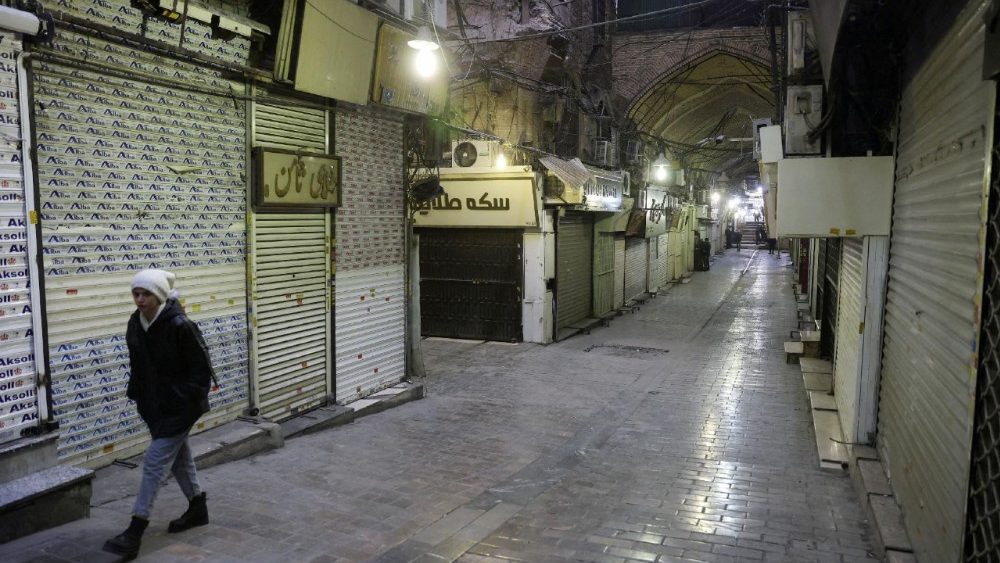 Pessoas caminham em frente a lojas fechadas, após protestos contra a queda no valor da moeda, no Grande Bazar de Teerã, Irã, em 15 de janeiro de 2026. Majid Asgaripour/WANA (West Asia News Agency) via REUTERS