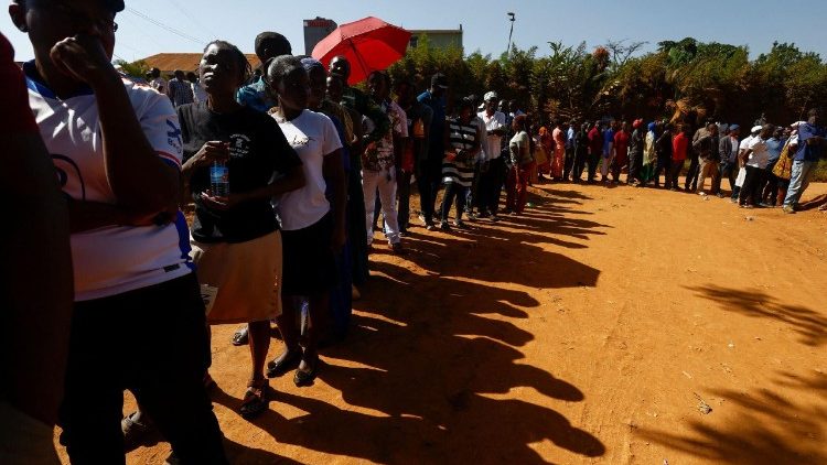 La gente hace cola para votar en un suburbio de Kampala. 
