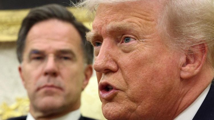 Il segretario generale della Nato Rutte e il presidente statunitense Trump in una foto dello scorso ottobre (Reuters)