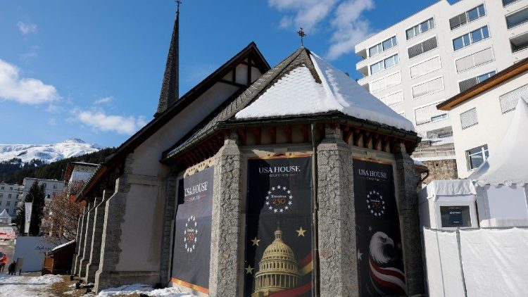 „250 Jahre Frieden“ steht auf der Außenwand einer Kirche der Freien Evangelischen Gemeinde in Davos, die in diesem Jahr das Gasthaus der US-Delegation ist.