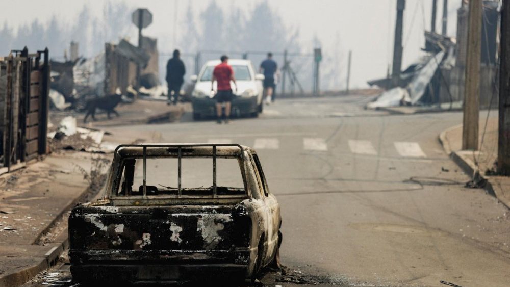 Um veículo carbonizado permanece em uma rua de Concepción, Chile, após um incêndio florestal na região de Biobío, onde, segundo a mídia local, múltiplos focos de incêndio provocaram evacuações de emergência, em 18 de janeiro de 2026. REUTERS/Juan Gonzalez