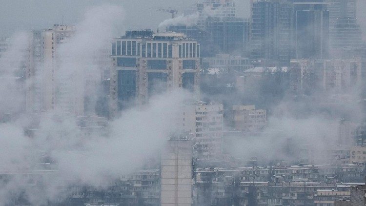 Vapor de &aacute;gua sobe dos sistemas de aquecimento aut&ocirc;nomos de edif&iacute;cios residenciais durante um apag&atilde;o e temperaturas congelantes, ap&oacute;s infraestruturas civis cr&iacute;ticas terem sido atingidas por recentes ataques russos com m&iacute;sseis e drones, em meio ao ataque da R&uacute;ssia &agrave; Ucr&acirc;nia, em Kiev, Ucr&acirc;nia, 13 de janeiro de 2026. REUTERS/Gleb Garanich/Foto de arquivo