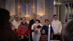 नूक गिरजाघर में विश्वासी