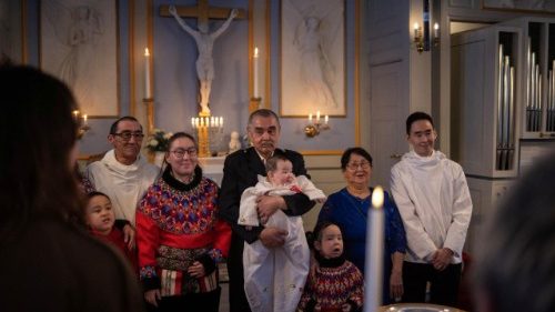 नूक गिरजाघर में विश्वासी