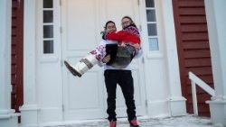 Ein frisch verheiratetes Paar steht vor der Erlöserkirche in Nuuk.