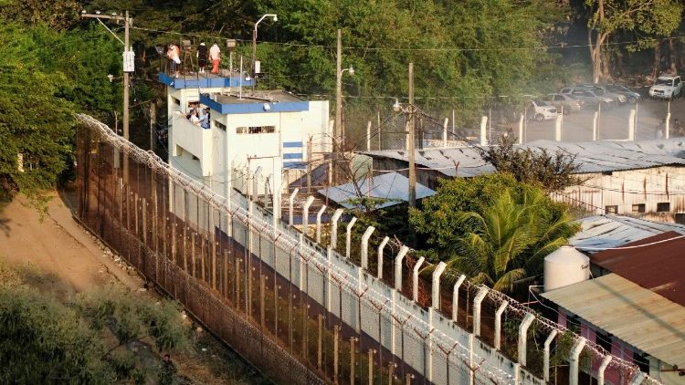 In Guatemala kam es am Wochenende in mehreren Gefängnissen zu Aufständen, die auf die Straßen übergriffen