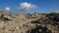 Le macerie dopo i raid israeliani a Khan Yunis, nella Striscia di Gaza (Reuters)