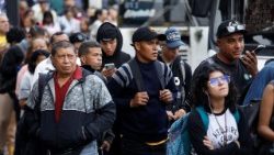 राजधानी काराकस में लोग बस के आन्तजार में 