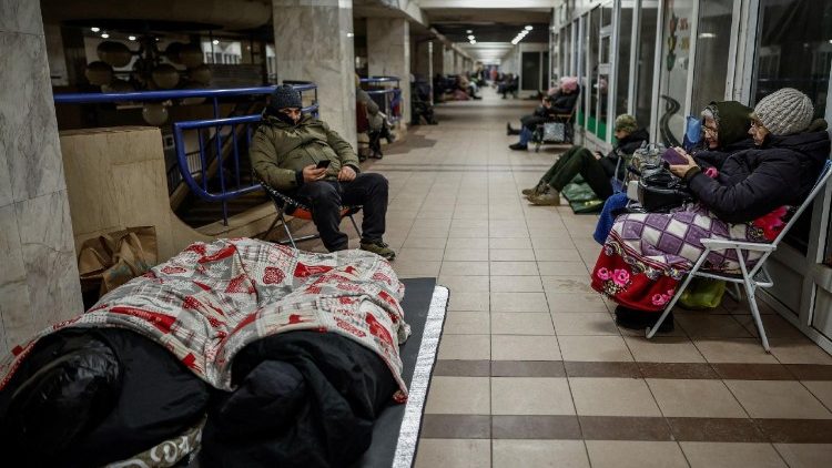 Pessoas se abrigam dentro de uma esta&ccedil;&atilde;o de metr&ocirc; durante um ataque russo com m&iacute;sseis e drones, em meio &agrave; ofensiva da R&uacute;ssia contra a Ucr&acirc;nia, em Kiev, Ucr&acirc;nia, em 20 de janeiro de 2026. REUTERS/Alina Smutko