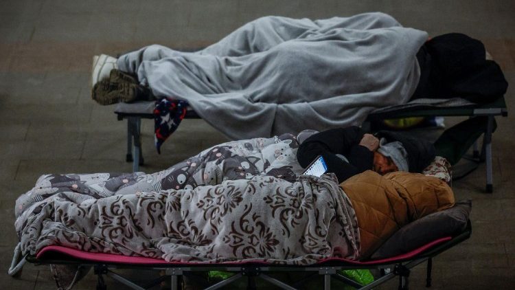 Pessoas dormem dentro de uma esta&ccedil;&atilde;o de metr&ocirc; enquanto se abrigam durante um ataque russo com m&iacute;sseis e drones, em meio &agrave; ofensiva da R&uacute;ssia contra a Ucr&acirc;nia, em Kiev, Ucr&acirc;nia, em 20 de janeiro de 2026. REUTERS/Alina Smutko