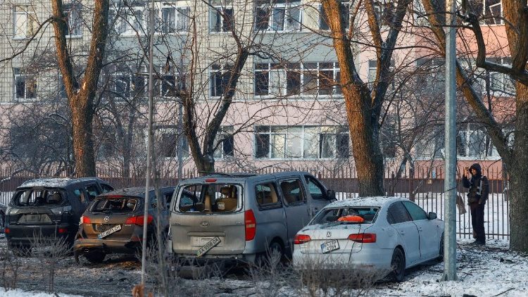 Um policial fotografa carros danificados durante um ataque de drone russo, em meio &agrave; ofensiva da R&uacute;ssia contra a Ucr&acirc;nia, em Kiev, Ucr&acirc;nia, 20 de janeiro de 2026. REUTERS/Valentyn Ogirenko