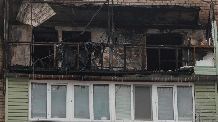 Pr&eacute;dio residencial atingido por um ataque de drone russo, em meio ao ataque da R&uacute;ssia &agrave; Ucr&acirc;nia, na cidade de Chornomorsk, regi&atilde;o de Odessa, Ucr&acirc;nia, em 20 de janeiro de 2026. REUTERS/Nina Liashonok