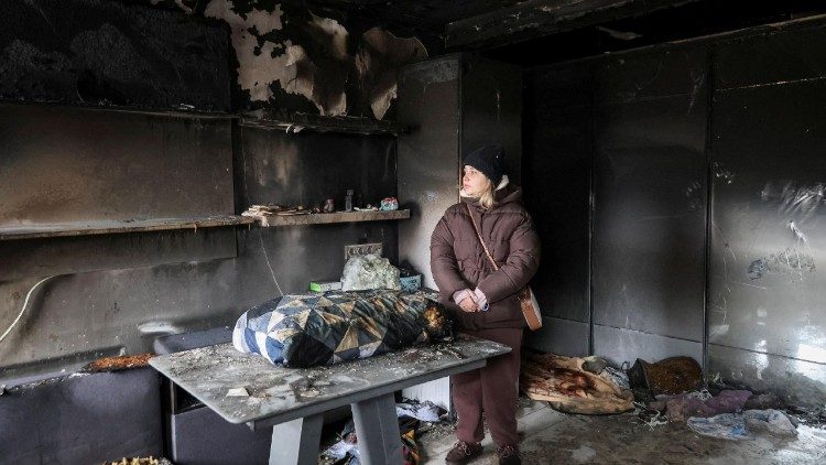 Uma moradora est&aacute; em seu apartamento em um pr&eacute;dio residencial danificado durante um ataque de drone russo, em meio ao ataque da R&uacute;ssia &agrave; Ucr&acirc;nia, na cidade de Chornomorsk, regi&atilde;o de Odessa, Ucr&acirc;nia, em 20 de janeiro de 2026. REUTERS/Nina Liashonok