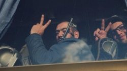 Mitglieder der syrischen Armee posieren auf einem Fahrzeug auf dem Weg nach Al-Hasakah, nachdem sich die Syrischen Demokratischen Kräfte zurückgezogen haben - Agenturfoto