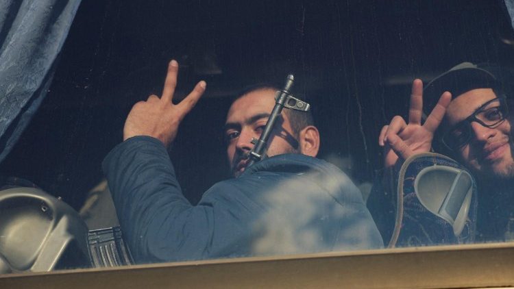 Mitglieder der syrischen Armee posieren auf einem Fahrzeug auf dem Weg nach Al-Hasakah, nachdem sich die Syrischen Demokratischen Kräfte zurückgezogen haben - Agenturfoto