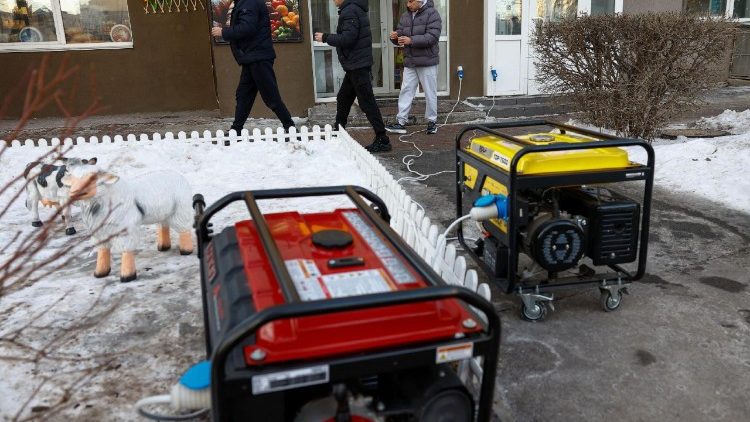 Moradores deixam um supermercado alimentado por gerador durante um apag&atilde;o ap&oacute;s infraestruturas civis cr&iacute;ticas terem sido atingidas por ataques noturnos de m&iacute;sseis e drones russos, em meio ao ataque da R&uacute;ssia &agrave; Ucr&acirc;nia, em Kiev, Ucr&acirc;nia, 20 de janeiro de 2026. REUTERS/Valentyn Ogirenko