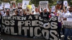 Familiares de presos políticos exigen la liberación inmediata como anunciado por el gobierno interino