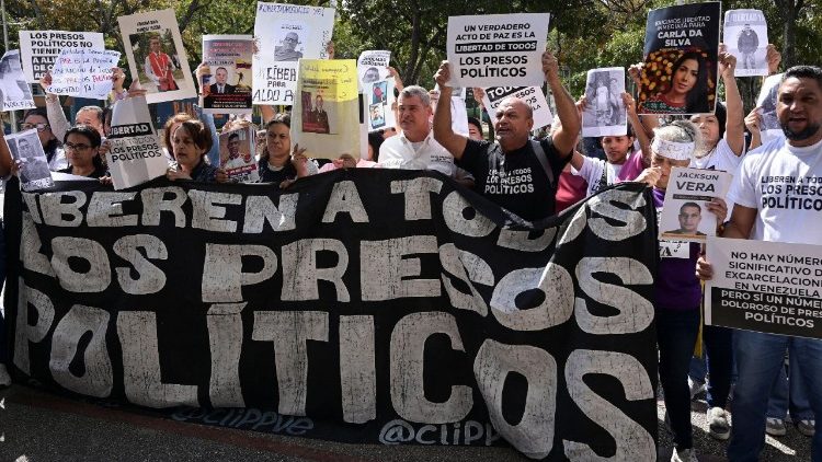 Familiares de presos políticos exigen la liberación inmediata como anunciado por el gobierno interino