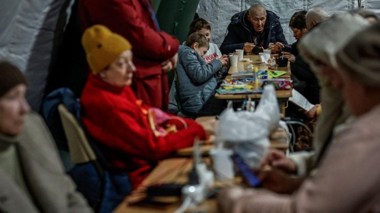 Moradores fazem uma refei&ccedil;&atilde;o dentro de uma tenda de um posto de ajuda humanit&aacute;ria administrado pelo governo durante um apag&atilde;o ap&oacute;s infraestruturas civis cr&iacute;ticas terem sido atingidas por ataques noturnos de m&iacute;sseis e drones russos, em meio ao ataque da R&uacute;ssia &agrave; Ucr&acirc;nia, em Kiev, Ucr&acirc;nia, 20 de janeiro de 2026. REUTERS/Alina Smutko