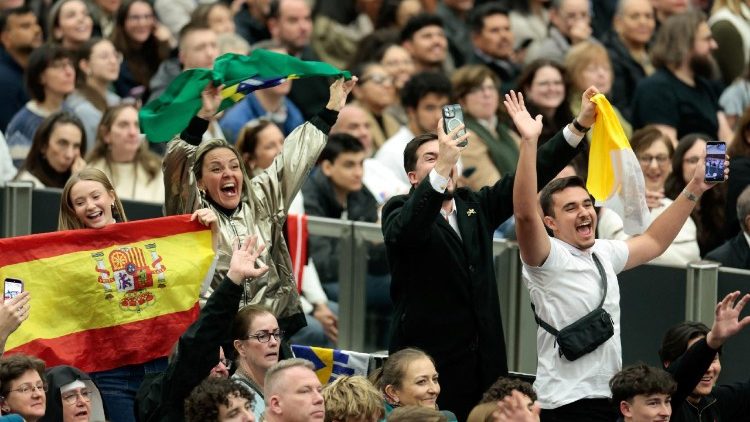 उत्साहित विश्वासीगण संत पापा के आमदर्शन समारोह में