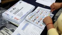 Funcionarios costarricenses reparten materiales de votación de cara a las elecciones generales del 1 de febrero, en San José.