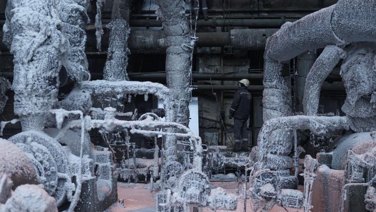 Um funcion&aacute;rio trabalha em uma usina termel&eacute;trica danificada por m&uacute;ltiplos ataques de m&iacute;sseis russos, em meio ao ataque da R&uacute;ssia &agrave; Ucr&acirc;nia, em um local n&atilde;o divulgado na Ucr&acirc;nia, em 21 de janeiro de 2026. REUTERS/Roman Baluk