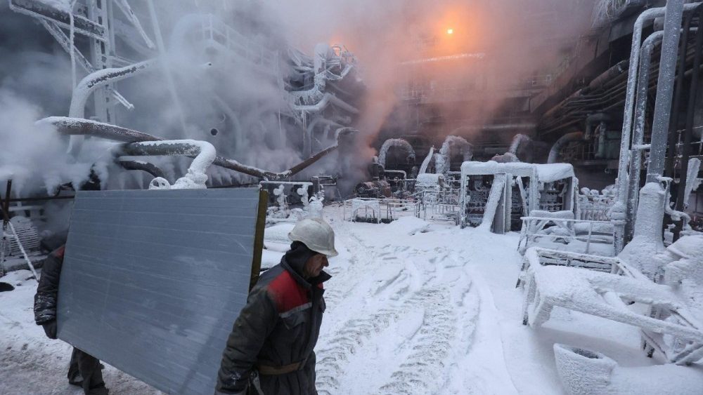 Funcionários trabalham em uma usina termelétrica danificada por múltiplos ataques de mísseis russos, em meio ao ataque da Rússia à Ucrânia, em um local não divulgado na Ucrânia, em 21 de janeiro de 2026. REUTERS/Roman Baluk