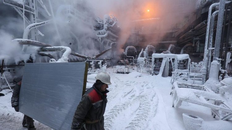 Funcion&aacute;rios trabalham em uma usina termel&eacute;trica danificada por m&uacute;ltiplos ataques de m&iacute;sseis russos, em meio ao ataque da R&uacute;ssia &agrave; Ucr&acirc;nia, em um local n&atilde;o divulgado na Ucr&acirc;nia, em 21 de janeiro de 2026. REUTERS/Roman Baluk
