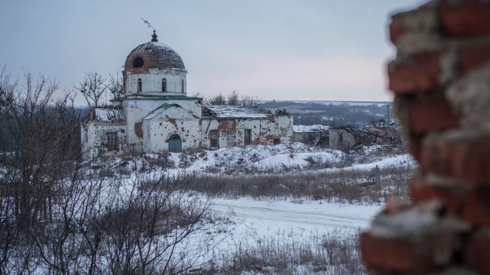 Uma igreja gravemente danificada por ataques militares russos na vila de Mala Komyshyvakha, em meio ao ataque da Rússia à Ucrânia, na região de Kharkiv, Ucrânia, em 21 de janeiro de 2026. REUTERS/Serhii Korovainyi
