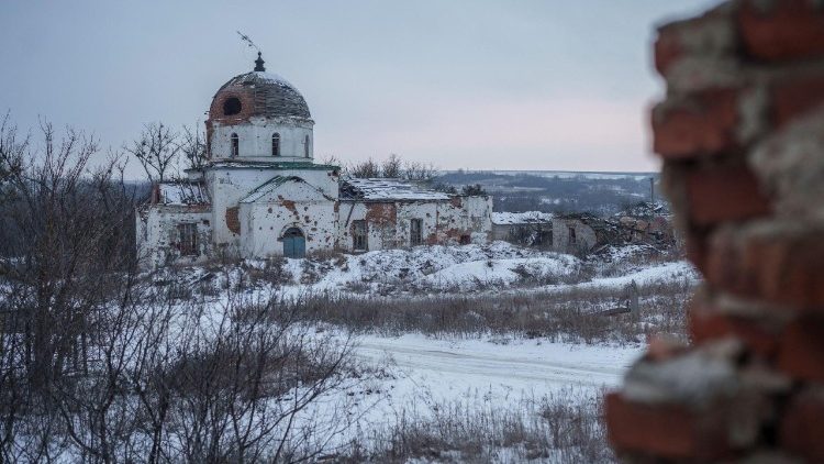 Uma igreja gravemente danificada por ataques militares russos na vila de Mala Komyshyvakha, em meio ao ataque da R&uacute;ssia &agrave; Ucr&acirc;nia, na regi&atilde;o de Kharkiv, Ucr&acirc;nia, em 21 de janeiro de 2026. REUTERS/Serhii Korovainyi