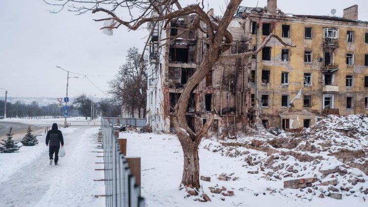 Um morador caminha ao lado de um pr&eacute;dio de apartamentos atingido por um ataque militar russo em Kramatorsk, em meio ao ataque da R&uacute;ssia &agrave; Ucr&acirc;nia, na regi&atilde;o de Donetsk, Ucr&acirc;nia, em 22 de janeiro de 2026. REUTERS/Serhii Korovainyi