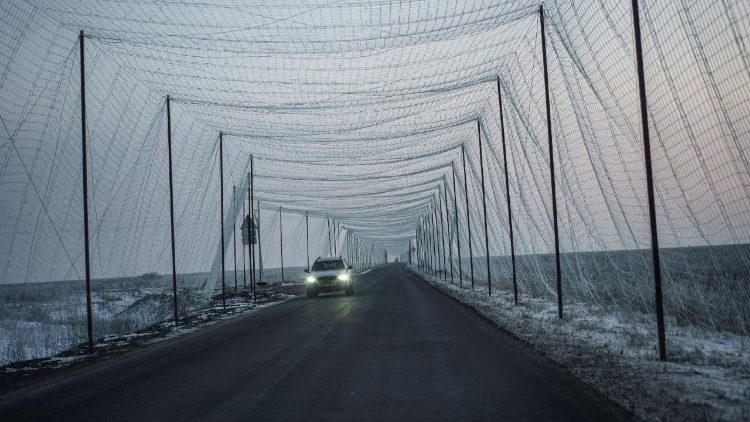 Um carro trafega por uma estrada coberta por uma rede antidrone, em meio ao ataque da R&uacute;ssia &agrave; Ucr&acirc;nia, na regi&atilde;o de Kharkiv, Ucr&acirc;nia, em 21 de janeiro de 2026. REUTERS/Serhii Korovainyi