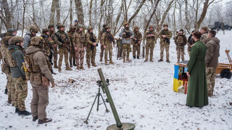 Novos militares da 28&ordf; Brigada Mecanizada Independente das For&ccedil;as Armadas da Ucr&acirc;nia participam de uma cerim&ocirc;nia de formatura perto da linha de frente, em meio ao ataque da R&uacute;ssia &agrave; Ucr&acirc;nia, na regi&atilde;o de Donetsk, Ucr&acirc;nia, em 22 de janeiro de 2026. REUTERS/Serhii Korovainyi