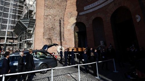 Vatikan-Delegation erweist Modesch&ouml;pfer Valentino letzte Ehre