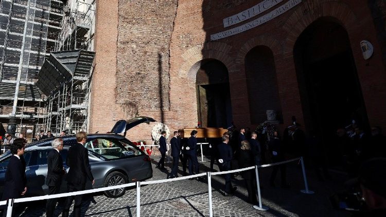 Der Sarg mit den sterblichen Überresten Valentinos wird in die Kirche getragen